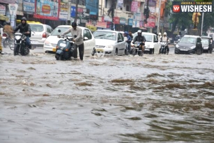 Heavy rains Cause Huge Traffic Jams in Hyderabad