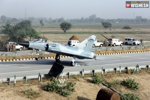 IAF&#039;s Mirage jet gets a safe landing on Yamuna Expressway in trial land