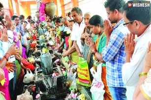 Maha Shivratri 2019: Devotees Throng To Temples In Telangana, Andhra Pradesh