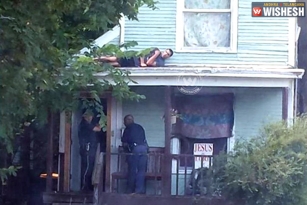 Viral: Man hides on roof, while police are at the door