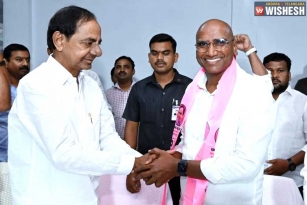 Praveen Kumar joins BRS in the presence of KCR