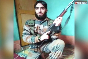 Kashmir Gunfight: Burhan Wani&#039;s Successor Riyaz Naikoo Killed