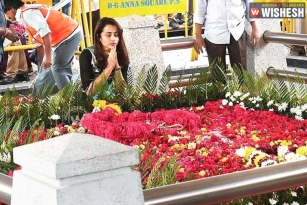 Actress Trisha Visits Jayalalithaa’s Memorial