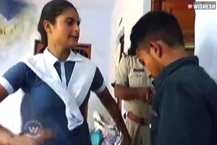 Girl thrashes an eve teaser in police station