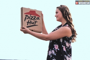 Girl’s photo shoot with her lover Pizza