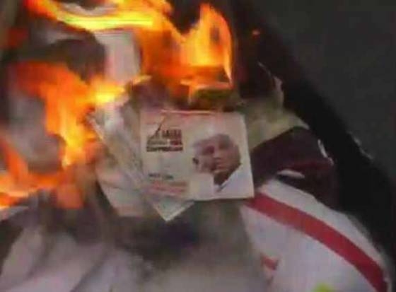 Anna supporters in Surat burn posters of Anna