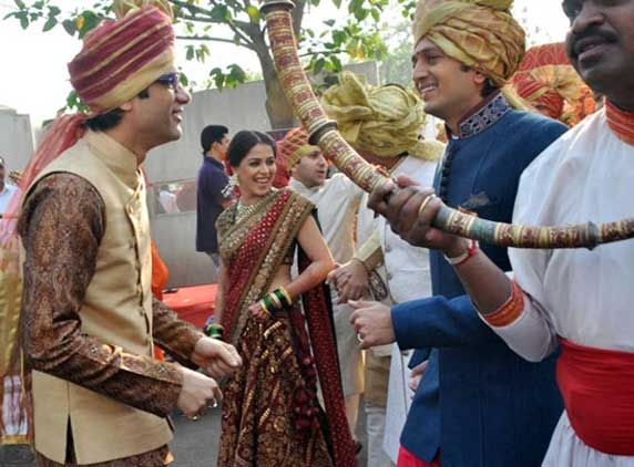 Ritesh &amp; Genelia bond at Deshmukh wedding carnival 