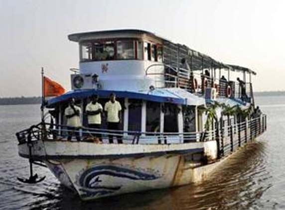 Boat stranded in Godavari, returns bank after repair