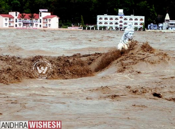 Premature monsoon rains destroys many in N. India!