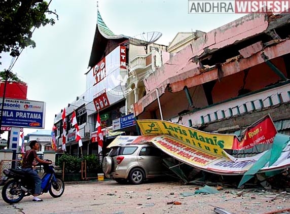 Violent earthquake hits Indonesian island of Sumatra!