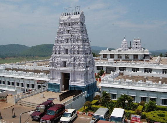 Kanchi seer inaugurates new Annavaram temple Gopuram