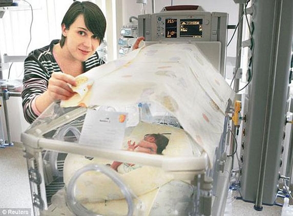 Polish Woman gives birth for twins after lying upside-down for 75 days