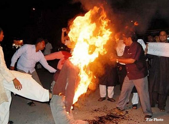 Babu effigy burned at Anantapur by YSR Cong