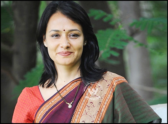 Amala to debut on small screen