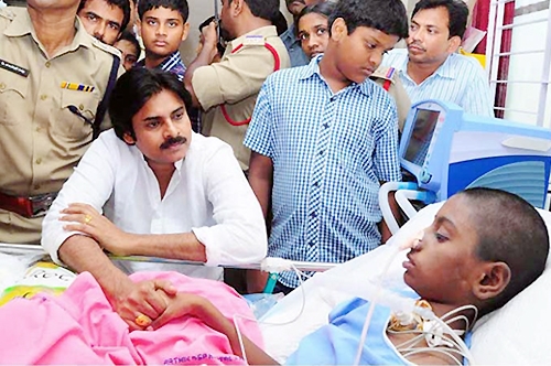 pawan kalyan crying for srija cancer victim in khammam