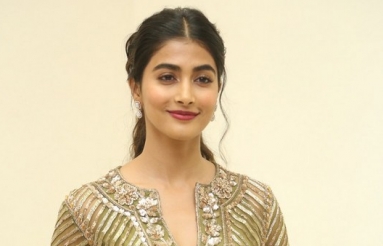 Pooja-Hegde-At-Aravindha-Sametha-Success-Meet-11