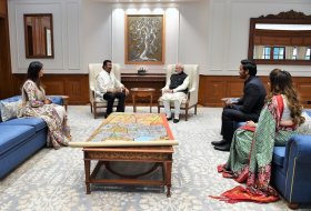 Mohan-Babu-Family-Meets-Modi-03