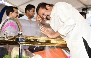 Celebs-Condolences-to-Ambarish-19