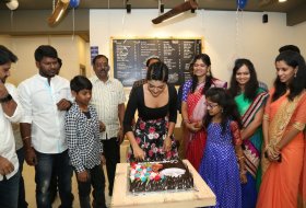 Eesha-Rebba-Launched-Cafe-Chef-Bakers-03