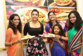 Eesha-Rebba-Launched-Cafe-Chef-Bakers-09