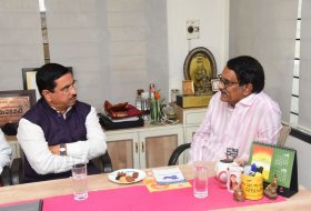 Minister-Pralhad-Joshi-Meets-Ashwini-Dutt-02