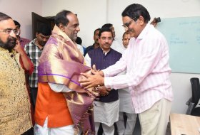 Minister-Pralhad-Joshi-Meets-Ashwini-Dutt-06