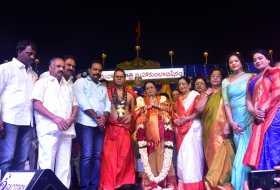 TSR-Honors-Saroja-Devi-With-Viswanata-Samragni-Award-10