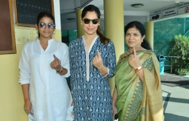 Tollywood-Celebs-Cast-Their-Vote-05