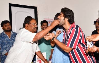 Vijay-Deverakonda-Birthday-Celebrations-03