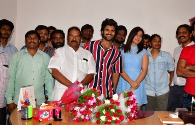 Vijay-Deverakonda-Birthday-Celebrations-04