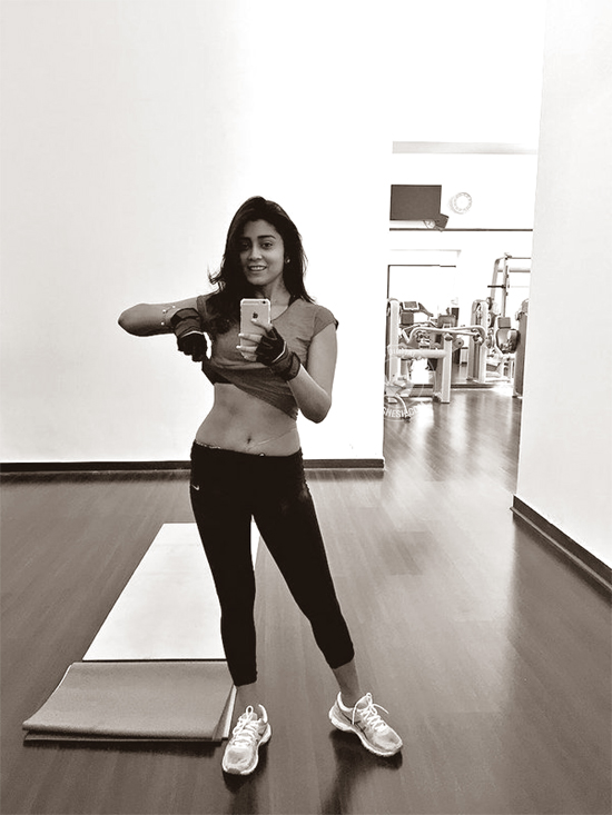 Shriya saran navel gym pics