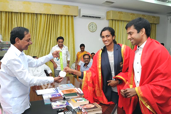 KCR Felicitates PV Sindhu Photos