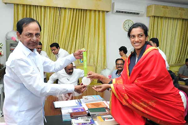 KCR Felicitates PV Sindhu Photos