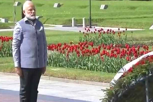 Modi at Piskarevskoe Memorial Cemetery Photos
