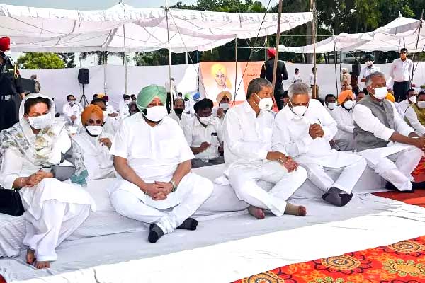 Amarinder Singh with AICC leaders
