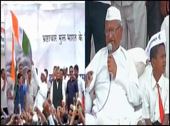 Anna Hazare supporters celebrates for Lokpal Bill Passed