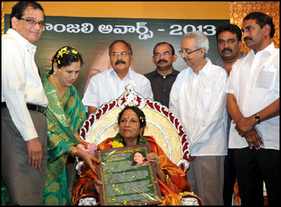 Vani-Jayaram-Felicitated-1