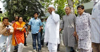 Anna Hazare sits on 1-day token fast Anna Hazare sits on 1-day token fast