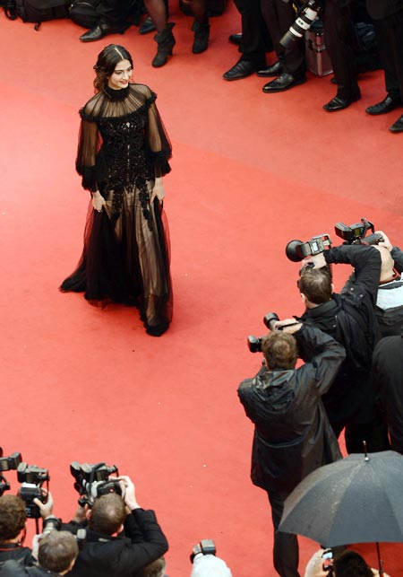 Sonam makes single appearance on red carpet