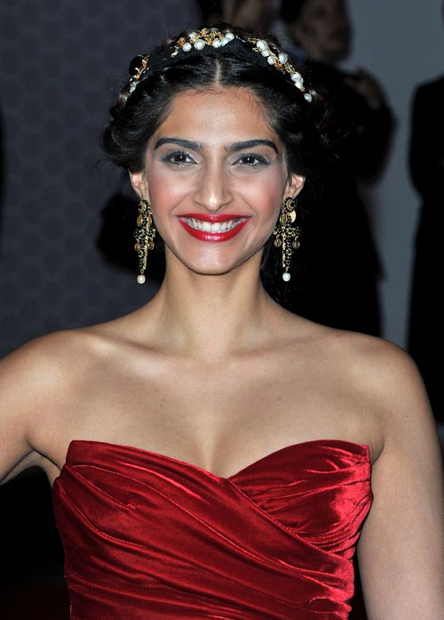 Sonam makes single appearance on red carpet