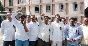 Seema Andhra staff, dharna, salaries, dharna in the secretariat 