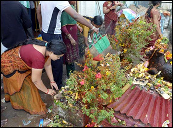 devotees-in-Karthika-masam 1