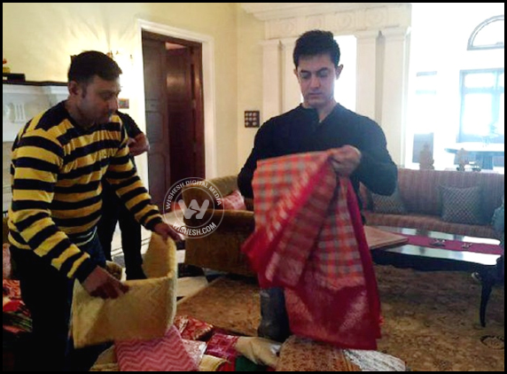 Aamir-buys-sari-for-Anushka