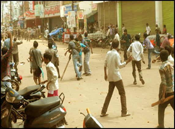 Samaikyandhra activists throwing stones