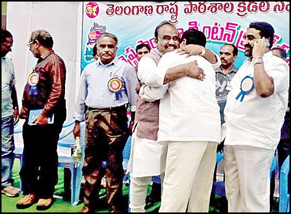 Madhusudhana-Chary-hugs-Errabelli-Dayakar-Rao