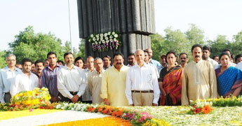 Family members pay tributes to NTR Family members pay tributes to NTR