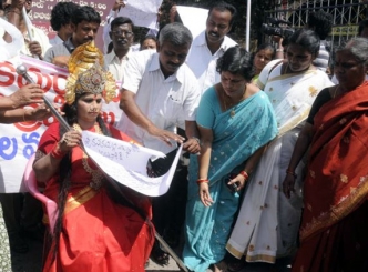 CPI(M) activists against &lsquo;irregularities&#039; in temple