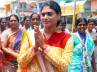 vali theater, guntur road, man hits sharmila on head with a stone, Sharmila padayatra
