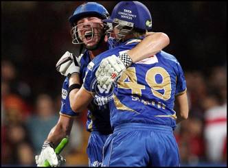 Smith, Faulkner turn tables for RCB