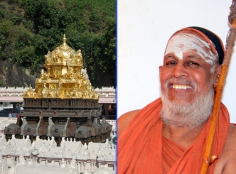 Kanchi Seer in Bezawada Durga Temple